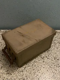 Sjælden originalt senkrigs ammunitionskasse til 3,7 cm ammunition - lavet i presset pap. Fundet på flyvestation Værløse efter krigen