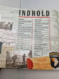 Stort ww2 værk med massere af udtrækspapirer mm.