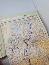 Stort ww2 værk med massere af udtrækspapirer mm.