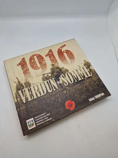 Stort ww1 værk med massere af udtrækspapirer mm.