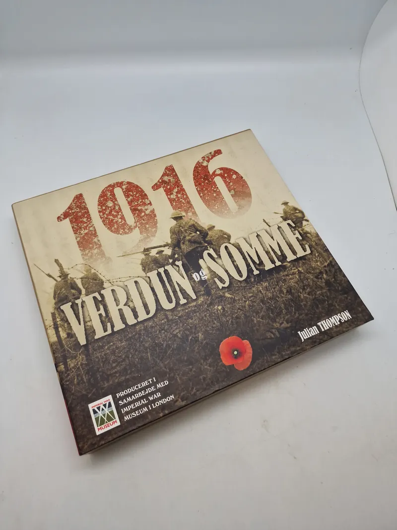 Stort ww1 værk med massere af udtrækspapirer mm.