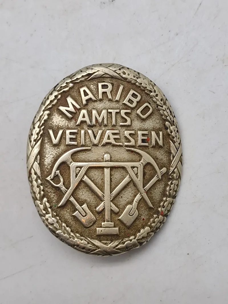 Originalt mærke for Maribos amts vejvæsen