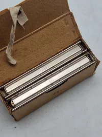Originale 9 mm Scharfe (Mauser pistolen) også mp34. Sjælden æske med 16 stk + ladeskinner. Godt stemplet. Alle deaktiveret