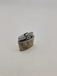 Lighter med letpåklædte kvinder