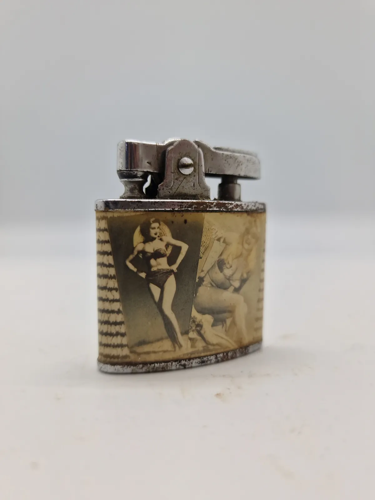 Lighter med letpåklædte kvinder
