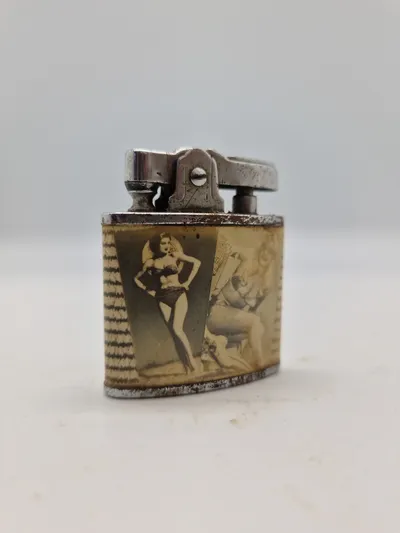 Lighter med letpåklædte kvinder