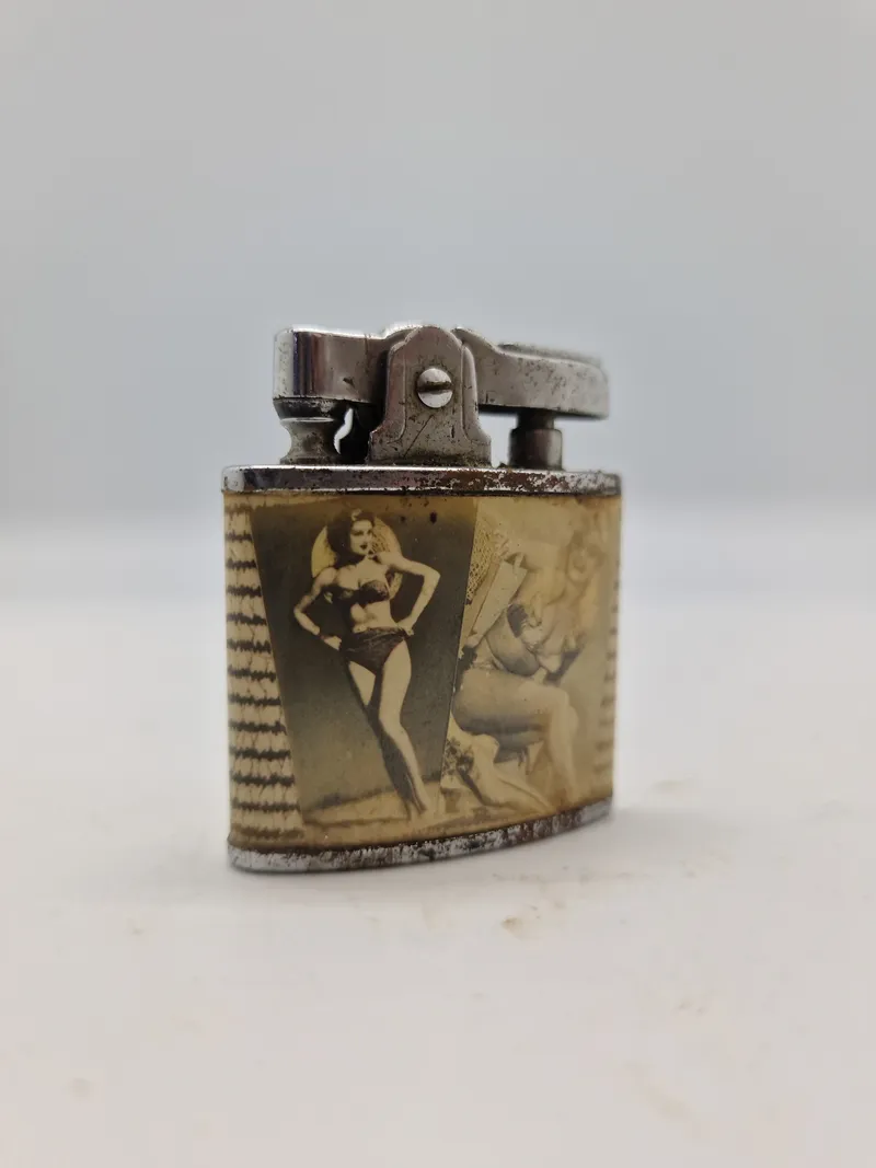 Lighter med letpåklædte kvinder