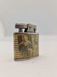 Lighter med letpåklædte kvinder