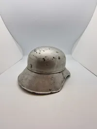Original tysk Luftschütz hjelm, anvendt efter krigen som sikkerhedshjelm på Tuborg
