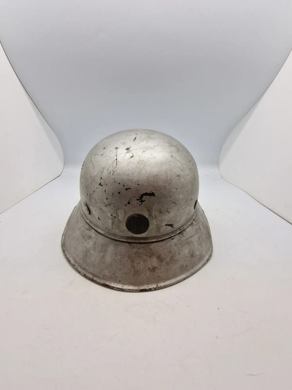 Original tysk Luftschütz hjelm, anvendt efter krigen som sikkerhedshjelm på Tuborg