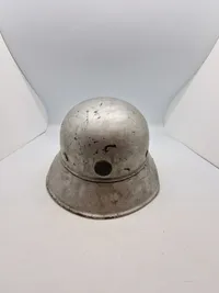 Original tysk Luftschütz hjelm, anvendt efter krigen som sikkerhedshjelm på Tuborg