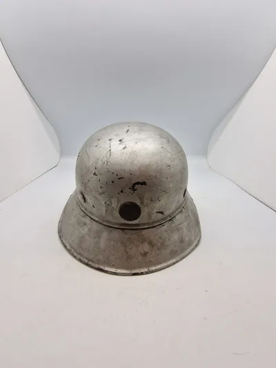 Original tysk Luftschütz hjelm, anvendt efter krigen som sikkerhedshjelm på Tuborg
