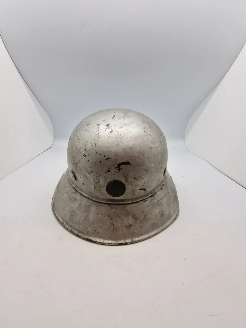 Original tysk Luftschütz hjelm, anvendt efter krigen som sikkerhedshjelm på Tuborg