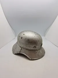 Original tysk Luftschütz hjelm, anvendt efter krigen som sikkerhedshjelm på Tuborg