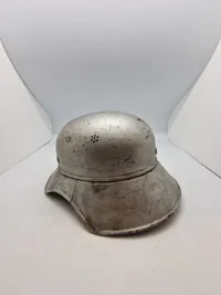 Original tysk Luftschütz hjelm, anvendt efter krigen som sikkerhedshjelm på Tuborg