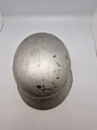 Original tysk Luftschütz hjelm, anvendt efter krigen som sikkerhedshjelm på Tuborg