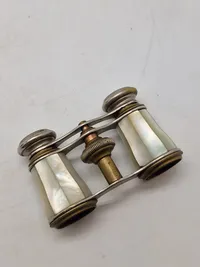 Perlemorsbelagt teaterkikkert med etui