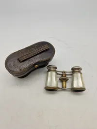 Perlemorsbelagt teaterkikkert med etui
