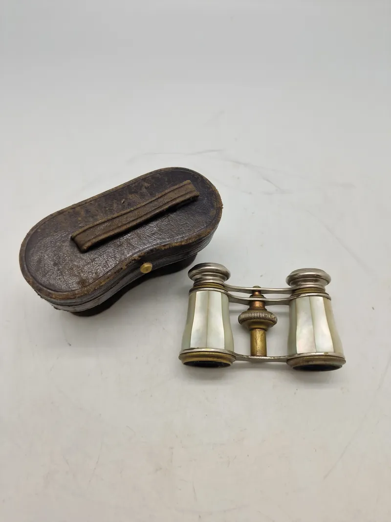 Perlemorsbelagt teaterkikkert med etui