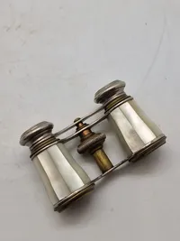 Perlemorsbelagt teaterkikkert med etui