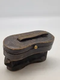 Perlemorsbelagt teaterkikkert med etui