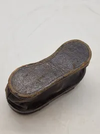 Perlemorsbelagt teaterkikkert med etui