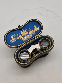 Perlemorsbelagt teaterkikkert med etui