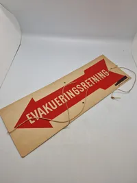Originalt skilt med teksten “Evakueringsretning” WW2