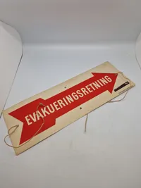 Originalt skilt med teksten “Evakueringsretning” WW2
