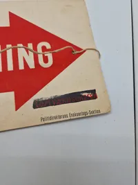 Originalt skilt med teksten “Evakueringsretning” WW2