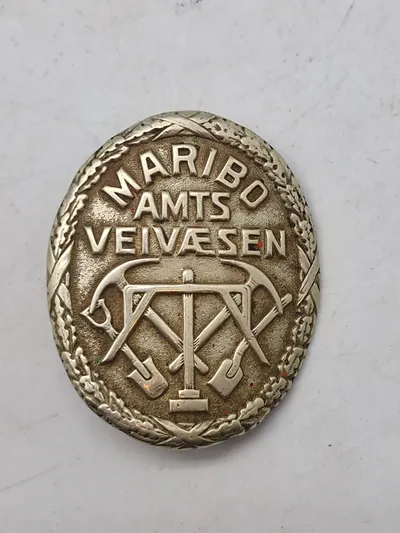 Originalt mærke for Maribos amts vejvæsen