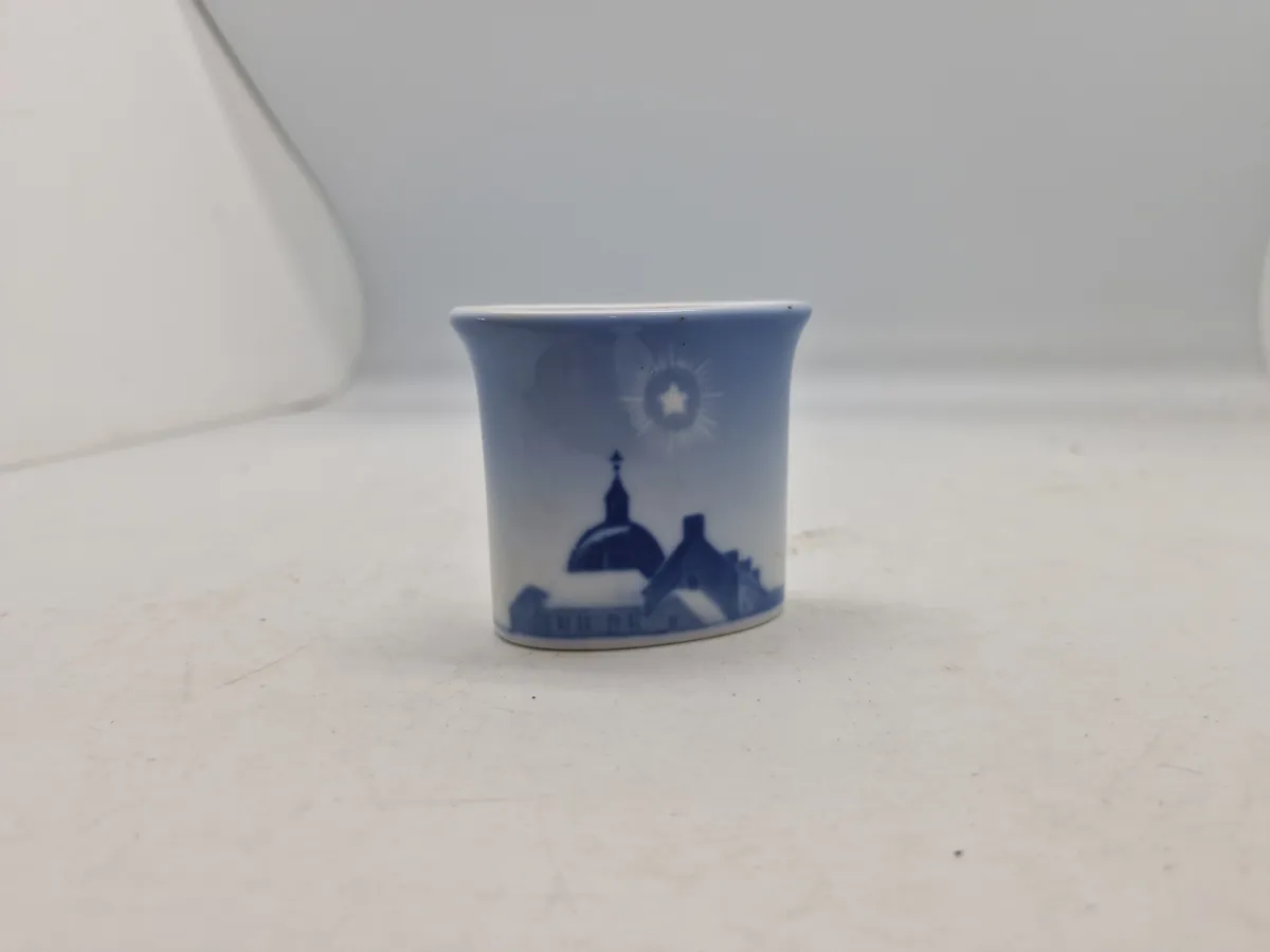 Bæger / Vase med julestjerne og kirke, Royal Copenhagen nr. 194