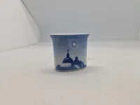 Bæger / Vase med julestjerne og kirke, Royal Copenhagen nr. 194