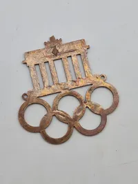 Sjældent originalt stort olympiade mærke fra 1936, anvendt i kølegitteret på tjenestebiler til olympiaden