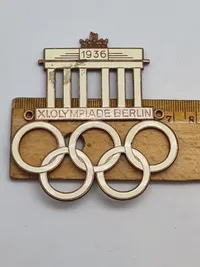Sjældent originalt stort olympiade mærke fra 1936, anvendt i kølegitteret på tjenestebiler til olympiaden