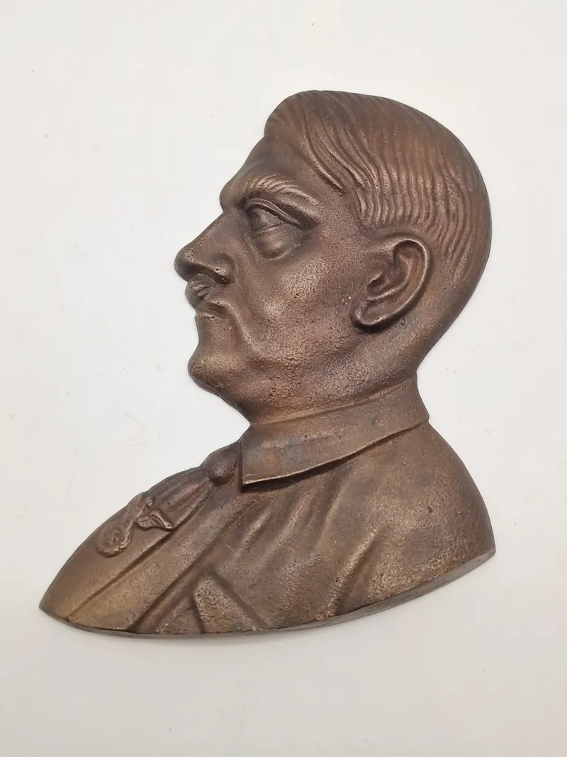 Adolf Hitler Relief - Efterkrigs