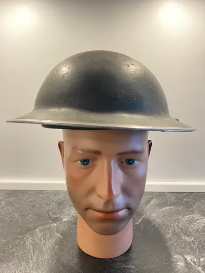 Original engelsk ww2 “Broody” hjelm - 3 løver stemplet ind i siden - luftværn???
