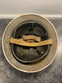 Original engelsk ww2 “Broody” hjelm - 3 løver stemplet ind i siden - luftværn???
