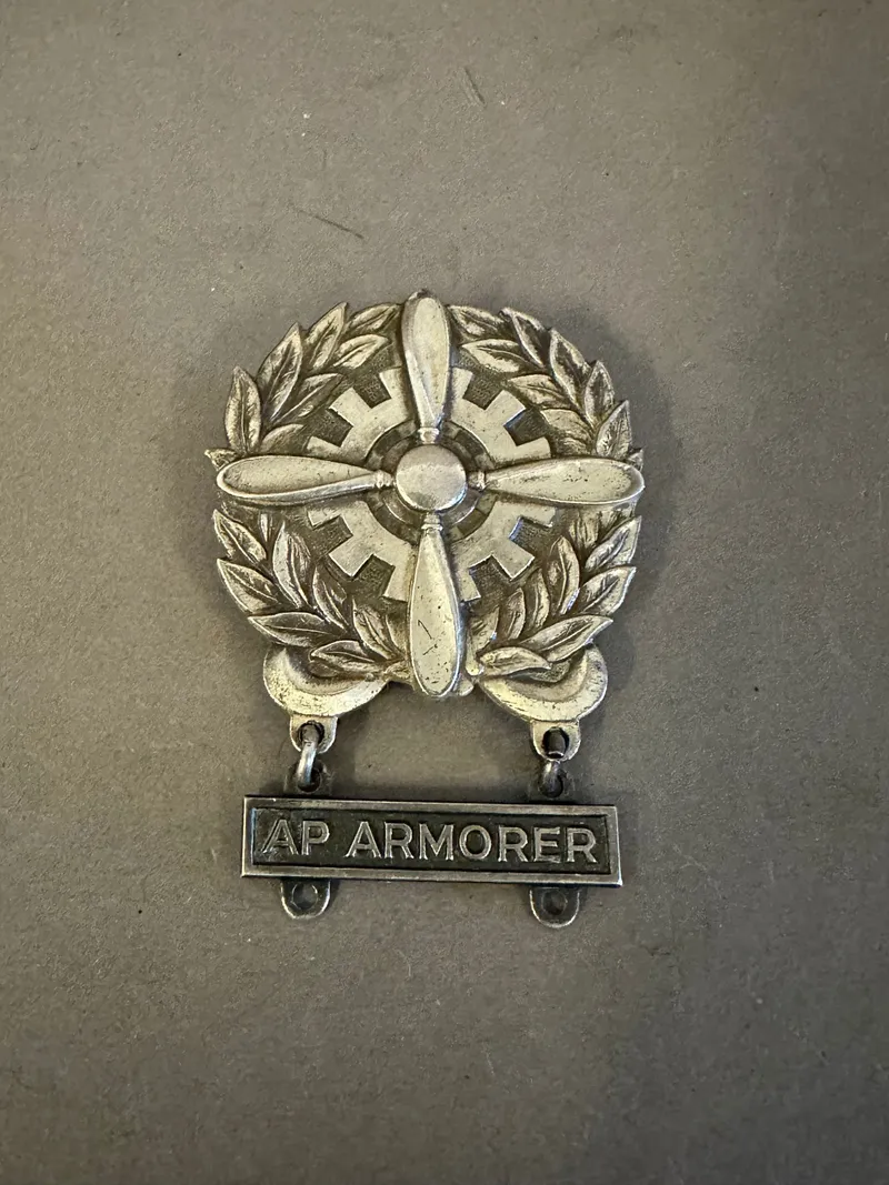 Orignalt WWII AAF STERLING TECHNICIAN BADGE WITH AP ARMORER BAR