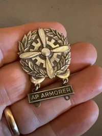 Orignalt WWII AAF STERLING TECHNICIAN BADGE WITH AP ARMORER BAR