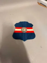 Våbenskjold fremstillet af originalt frihedskæmper armbind