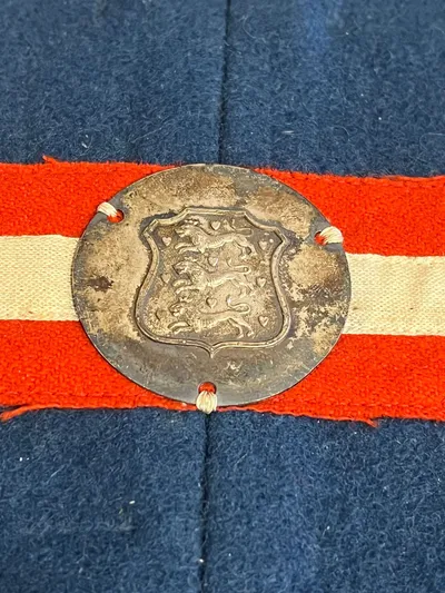 Våbenskjold fremstillet af originalt frihedskæmper armbind