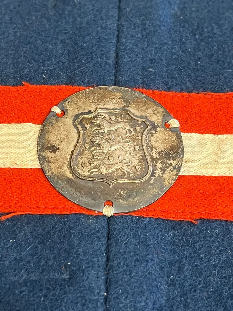 Våbenskjold fremstillet af originalt frihedskæmper armbind