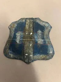 Våbenskjold fremstillet af originalt frihedskæmper armbind