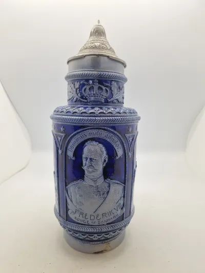 Stort ølkrus med motiv af Kong Frederik VIII - med lykønskning graveret i låg givet til privat par