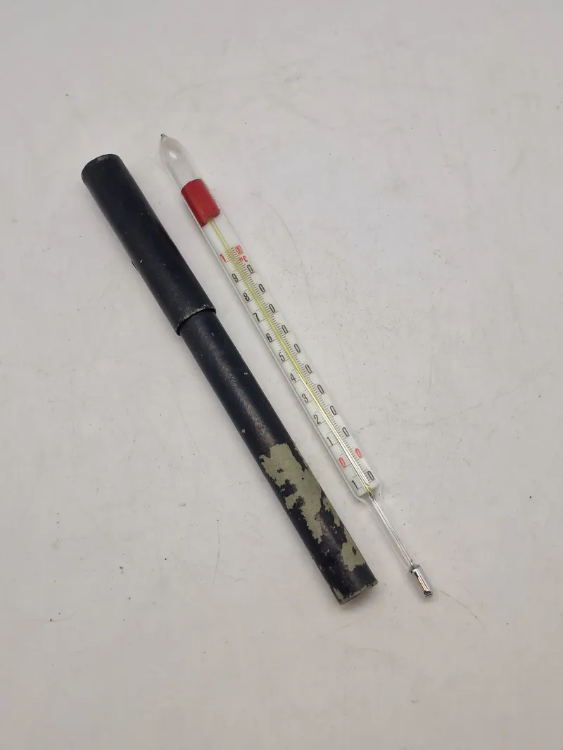 Ældre tysk termometer med etui