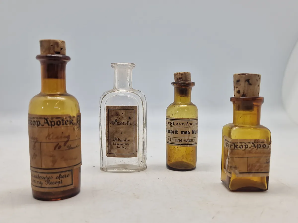 Samling gamle medicinske flasker