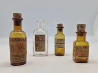 Samling gamle medicinske flasker