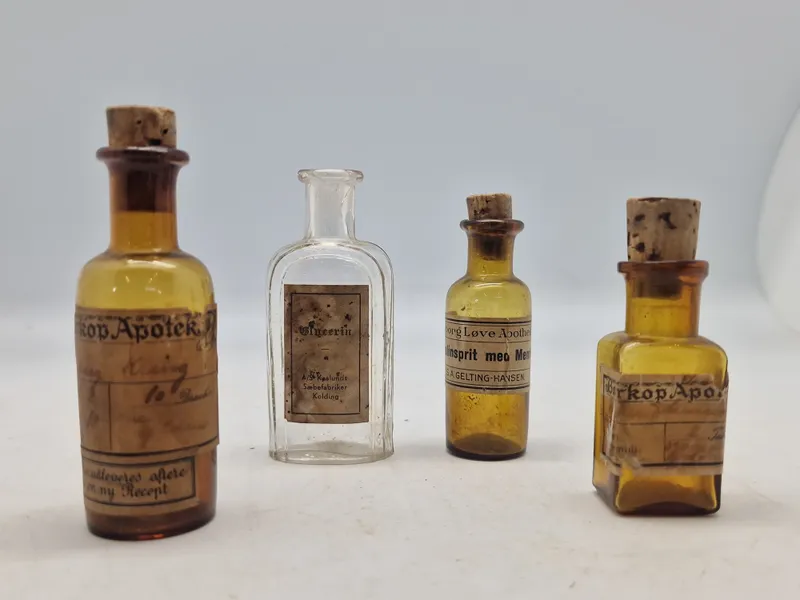 Samling gamle medicinske flasker