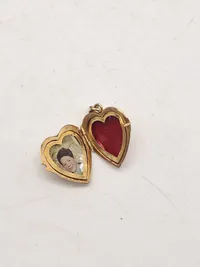 Vedhæng - 8 karat guld. Vægt: 5,5 gram. Aktuel guldværdi ca 1100,-